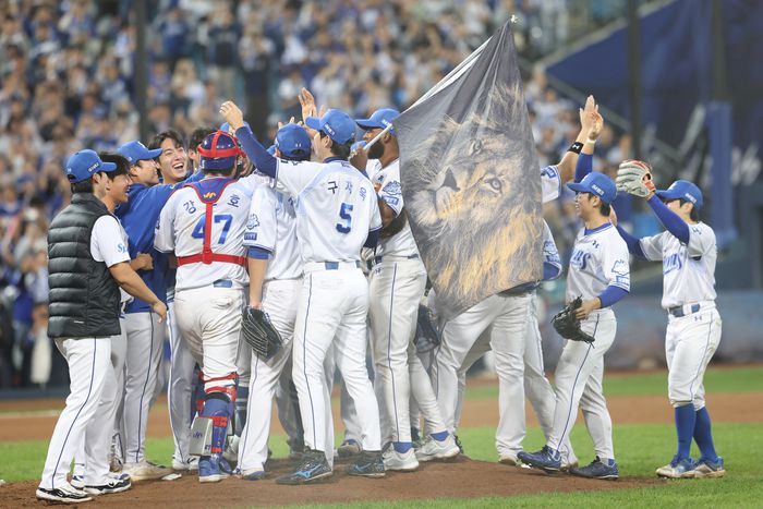 삼성 선수들이 14일 대구삼성라이온즈파크에서 열린 2025 KBO 준플레이오프 4차전 SSG전 승리 후 기뻐하고 있다. 사진 | 삼성 라이온즈