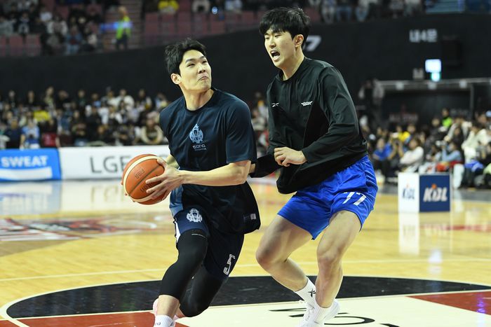조석호(왼쪽)와 정성조가 17일 서울 잠실실내체육관에서 열린 2025~2026 LG전자 프로농구 올스타전 전야제 1v1 콘테스트 예선에서 서로를 상대하고 있다. 사진 | KBL
