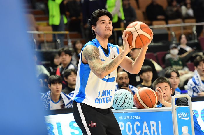 알빈 톨렌티노가 17일 서울 잠실실내체육관에서 열린 2025~2026 LG전자 프로농구 올스타전 전야제 3점슛 콘테스트 예선에 임하고 있다. 사진 | KBL