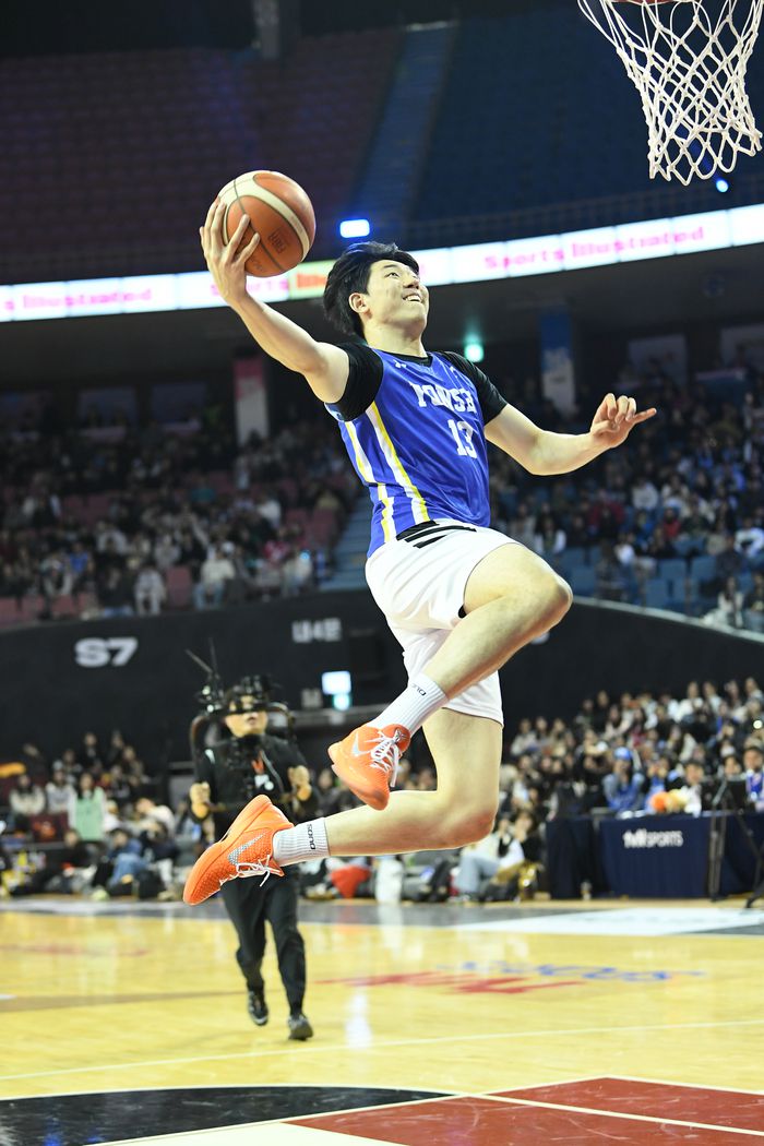 강지훈이 17일 서울 잠실실내체육관에서 열린 2025~2026 LG전자 프로농구 올스타전 전야제 덩크슛 콘테스트 예선에서 덩크를 시도하고 있다. 사진 | KBL