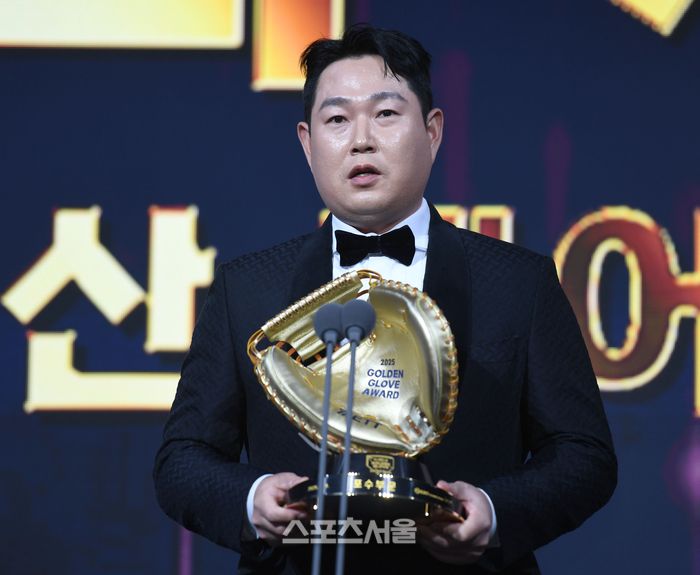 두산 양의지가 9일 서울 송파 롯데호텔 월드에서 열린 2025 KBO 골든글러브 시상식에서 포수 부문 수상 후 소감을 말하고 있다. 최승섭기자 thunder@sportsseoul.com