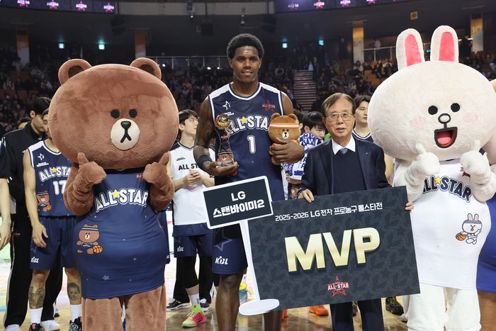 18일 서울 잠실실내체육관에서 열린 2025-2026 LG전자 프로농구 올스타전 팀 브라운과 팀 코니의 경기가 끝난 후 MVP로 선정된 팀 브라운 네이던 나이트가 기념촬영을 하고 있다. 사진 | 연합뉴스