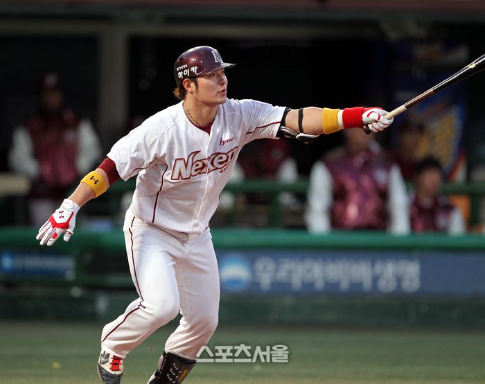 2일 오후 서울 목동구장에서 열린 2011 KBO리그 넥센과 한화의 경기에서 넥센 박병호가4회말 무사 2루 1타점 적시타를 치고 타구를 바라보고 있다. 목동 | 박진업 기자 upandup@sportseoul.com