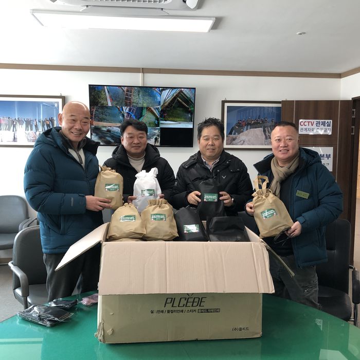 진부송어축제장 방한물품 전달.  사진|평창군청