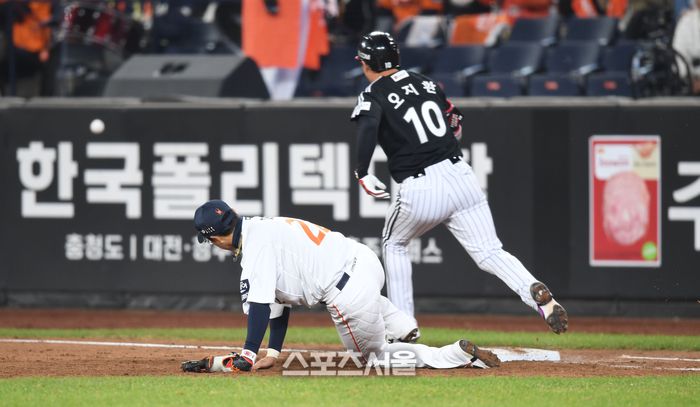 한화 채은성이 LG와 한국시리즈 5차전 5회초 1사 1루에서 오지환 번트 때 볼을 놓치고 있다. 사진 | 최승섭기자 thunder@sportsseoul.com