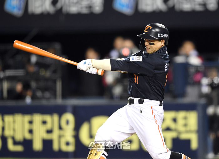 한화 손아섭이 27일 잠실구장에서 열린 2025 KBO리그 LG와 한국시리즈 2차전 1회초 2사 LG 선발 임찬규를 상대로 2루타를 치고 있다. 잠실 | 박진업 기자 upandup@sportsseoul.com