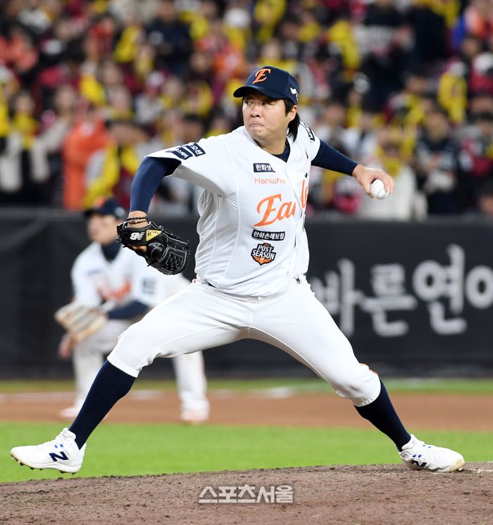 한화 김범수가 29일 대전 한화생명 볼파크에서 열린 2025 KBO리그 LG와 한국시리즈 3차전 8회초 등판해 힘차게 공을 던지고 있다. 대전 | 박진업 기자 upandup@sportsseoul.com