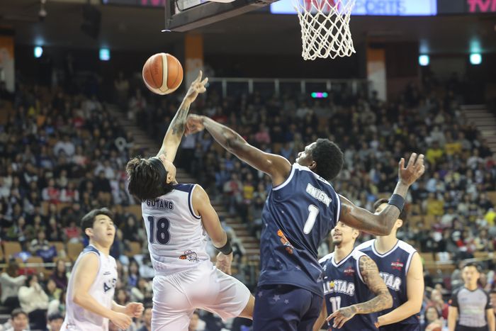 18일 서울 잠실실내체육관에서 열린 2025-2026 LG전자 프로농구 올스타전 팀 브라운과 팀 코니의 경기. 팀 브라운 네이던 나이트가 볼을 다투고 있다. 사진 | 연합뉴스