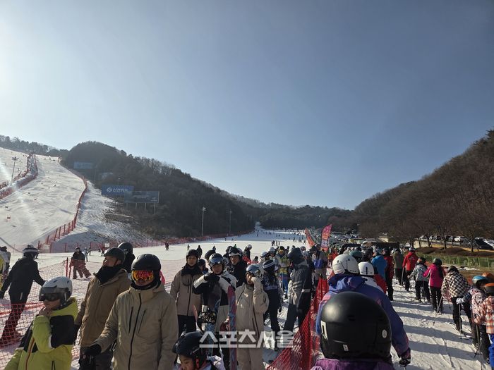 슬로프 위에서는 누구나 평등하다. 무빙워크를 타고 초급자 코스로 향하는 초보 스키어의 설렘 가득한 뒷모습부터, 가파른 슬로프를 거침없이 질주하는 상급자들의 역동적인 모습까지. 각자의 속도로 하얀 눈 위를 가르며 내려온다.  홍천 | 원성윤 기자 socool@sportsseoul.com
