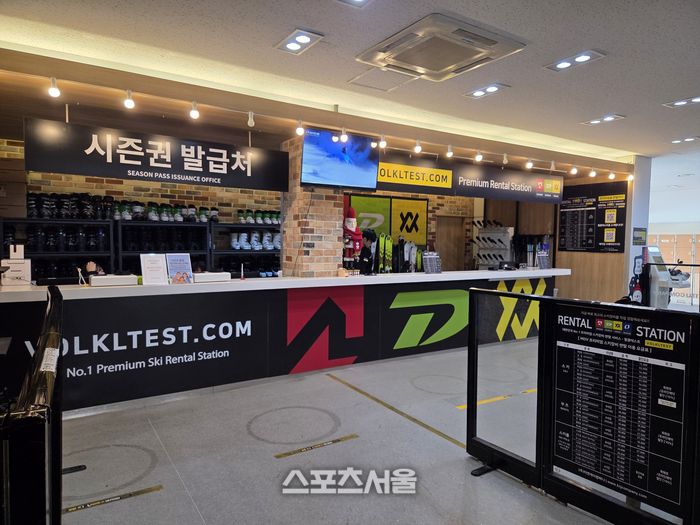 ‘프리미엄 렌탈 스테이션’이 문전성시를 이룬다. 특히 독일 브랜드 뵐클(Volkl) 등 고가의 장비를 테스트해 볼 수 있는 공간은 장비에 진심인 스키어들의 발길을 붙잡았다. 홍천 | 원성윤 기자 socool@sportsseoul.com
