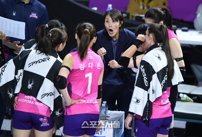 흥국생명 요시하라 토모코 감독이 3일 인천 삼산월드체육관에서 열린 2025~2026 V-리그 도로공사와 경기에서 작전지시를 하고 있다. 2025. 12. 3.삼산 | 최승섭기자 thunder@sportsseoul.com