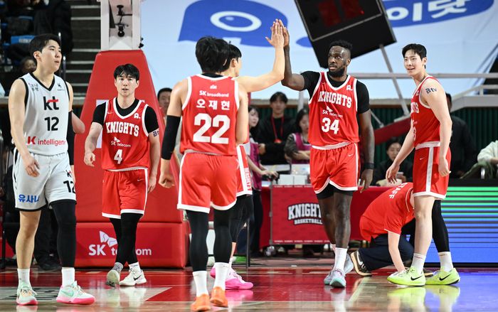 서울 SK 자밀 워니가 하이파이브를 하고 있다. 사진 | KBL