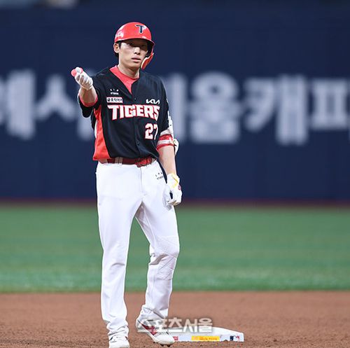 KIA 김호령이 25일 고척스카이돔에서 열린 2025 KBO리그 키움과 경기 4회초 무사2,3루 2타점 2루타를 친 후 세리머니를 하고 있다. 2025. 6. 25.고척 | 최승섭기자 thunder@sportsseoul.com