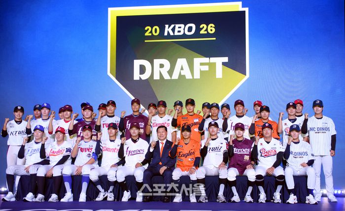 2026 KBO 리그 신인드래프트에서 각 팀에 지명된 선수들이 파이팅을 외치며 기념촬영을 하고 있다. 사진 | 최승섭기자 thunder@sportsseoul.com