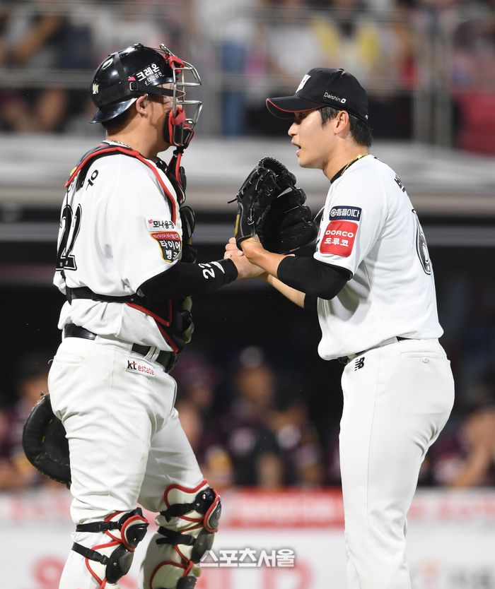 KT 박영현(오른쪽)이 2일 수원 KT위즈파크에서 열린 2025 KBO리그 키움과 경기에서 승리를 지켜낸 뒤 포수 장성우와 하이파이브를 하고 있다. 박영현은 1 ⅔이닝 무실점으로 시즌 23세이브를 기록했다.  수원 | 박진업 기자 upandup@sportsseoul.com