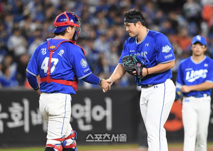 삼성 선발투수 최원태(오른쪽)가 대전 한화생명볼파크에서 열린 2025 KBO리그 한화와 플레이오프 5차전 4회말 1사 교체아웃되면서 포수 강민호와 악수를 나누고 있다. 대전 | 박진업 기자 upandup@sportsseoul.com