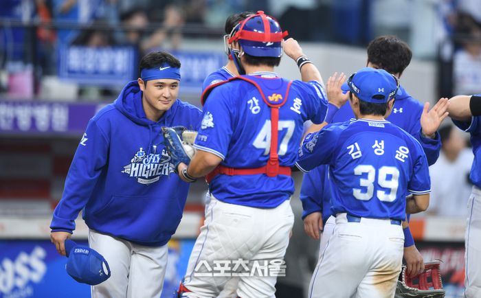 삼성 선발투수 최원태가 19일 대전 한화생명볼파크에서 열린 2025 KBO 포스트시즌 플레이오프 2차전 한화와 경기 승리 후 포수 강민호에 인사를 하고 있다. 대전 | 최승섭기자 thunder@sportsseoul.com