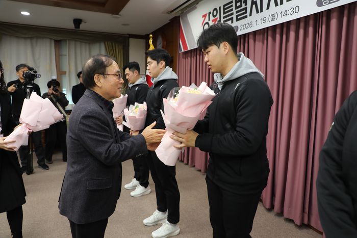 양희구 강원특별자치도체육회장이 ‘2026 밀라노·코르티나담페초 동계올림픽 출전 강원선수단 출정식’에서 선수들을 격려하고 있다.  사진|강원특별자치도체육회