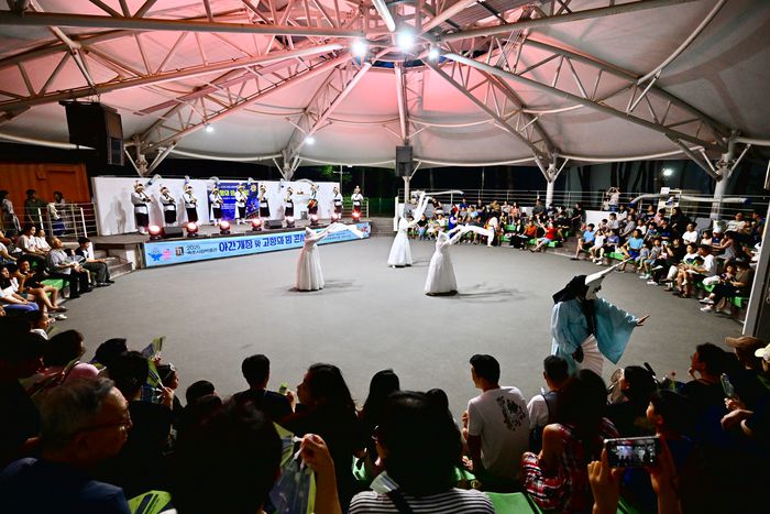 고향의 밤 콘서트 모습.  사진|속초시청