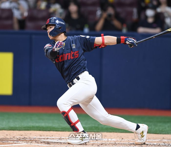 롯데 한태양이 23일 서울 고척스카이돔에서 열린 2025 KBO리그 키움과 경기 3회초 좌전안타를 치고 있다.  고척 | 최승섭기자 thunder@sportsseoul.com