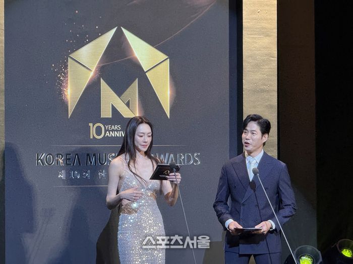 19일 제10회 한국뮤지컬어워즈에서 (왼쪽부터) 배우 차지연과 유준상이 ‘남여 신인상’ 시상자로 무대에 올라 거침없는 입담으로 축제의 시작을 알렸다. 글·사진 | 표권향 기자 gioia@sportsseoul.com