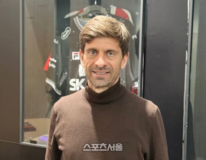 세르지우 코스타 제주 감독이 19일 서귀포 클럽하우스에서 취재진을 만나 인터뷰한 뒤 사진 촬영에 임하고 있다.서귀포 | 정다워 기자