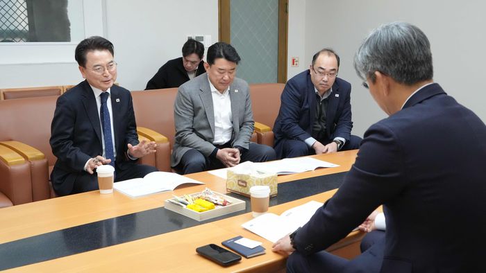 육동한 춘천시장이 김이탁 국토부 1차관에게 지역 현안을 건의하고 있다.  사진|춘천시청