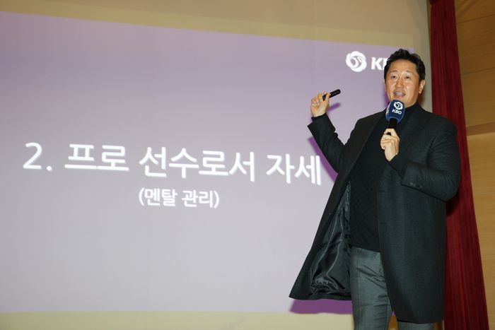 KBO 신인 오리엔테이션 강사로 나선 이대호. 사진 | KBO