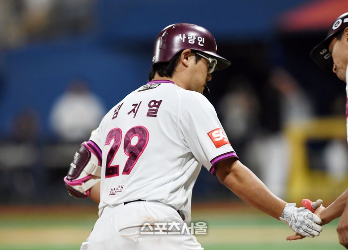 키움 임지열이 9일 서울 고척스카이돔에서 열린 2025 KBO리그 LG와 경기 4회말 1사 1-3루 상황에서 LG 선발 톨허스트를 상대로 3점 홈런을 친 뒤 박정음 코치와 하이파이브를 하고 있다. 고척 | 박진업 기자 upandup@sportsseoul.com