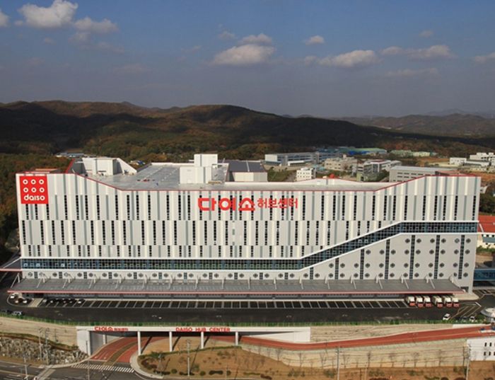 한국 관광 필수코스로 꼽히는 다이소는 2023년 최대 주주인 아성HMP가 일본 다이소산교가 보유한 지분 전량을 매수했다. 사진 |  아성다이소