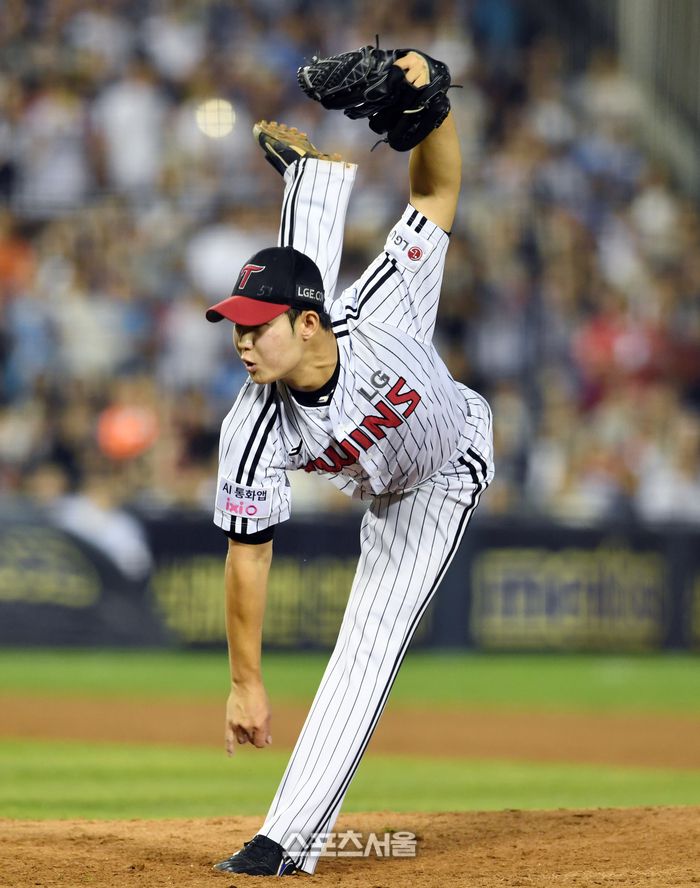 LG 김영우가 2일 잠실구장에서 열린 2025 KBO리그 롯데와 경기 8회초 등판해 힘차게 공을 던지고 있다. 잠실 | 박진업 기자 upandup@sportsseoul.com