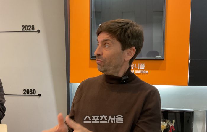 취재진 질문에 답하는 코스타 감독.서귀포 | 정다워 기자