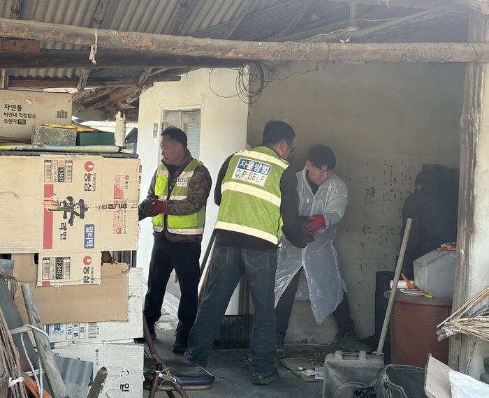 원주시 귀래면자율방범대(대장 배형규)는 지난 18일 지역 내 저소득 취약계층에 연탄 1,200장을 후원했다.이번 후원에는 자율방범대원 13명이 동참했다. 이들은 겨울철 에너지 취약계층 5가구에 연탄을 전달하며 따뜻한 마음을 나눴다.배형규 대장은 “대원들의 따뜻한 정성이 어려운 이웃들이 겨울을 나는 데 도움이 되길 바란다”며 “앞으로도 지속적인 관심을 가지고 지역사회 발전을 위해 다양한 활동을 이어가겠다”라고 말했다.사진|원주시청