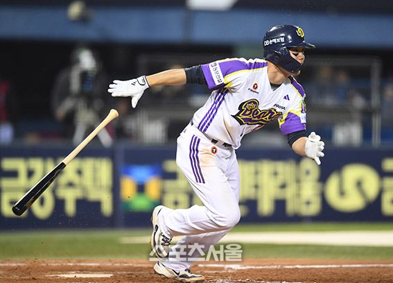 두산 오명진이 7일 잠실구장에서 열린 2025 KBO리그 LG와 경기 5회말 무사 1루 상황에서 LG 선발 최채흥을 상대로 내야안타를 치고 있다. 2025. 5. 7. 잠실 | 박진업 기자 upandup@sportsseoul.com