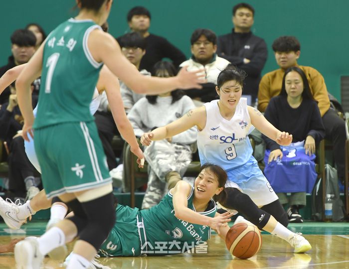 하나은행 정현이 8일 부천체육관에서 열린 2025~2026 여자프로농구 신한은행과 경기에서 넘어진 채 패스할 곳을 찾고 있다. 부천 | 최승섭기자 thunder@sportsseoul.com