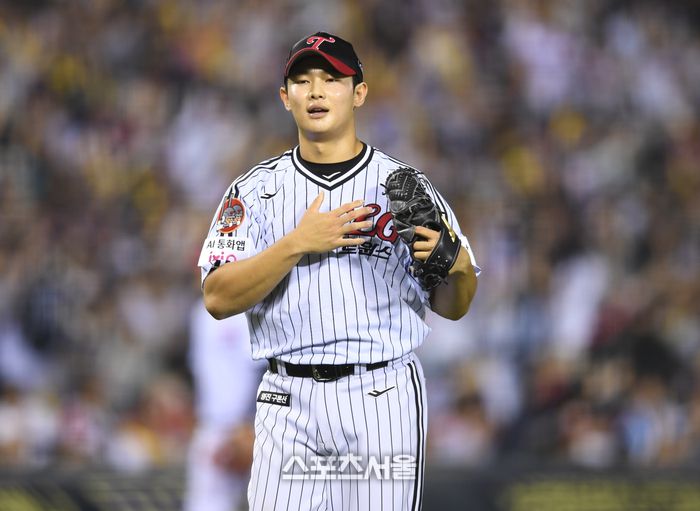 LG 투수 김영우가 1일 서울 잠실구장에서 열린 2025 KBO리그 NC와 경기 6회초 2사만루 상대 권희동의 타구를 중견수 박해민이 잡자 안도의 한숨을 쉬고 있다. 잠실 | 최승섭기자 thunder@sportsseoul.com