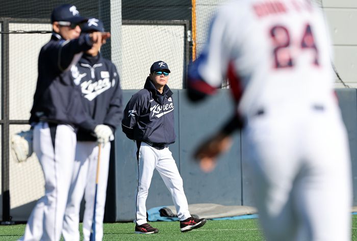 류지현 한국야구대표팀 감독이 선수들의 훈련을 지켜보고 있다. 사진 | 연합뉴스