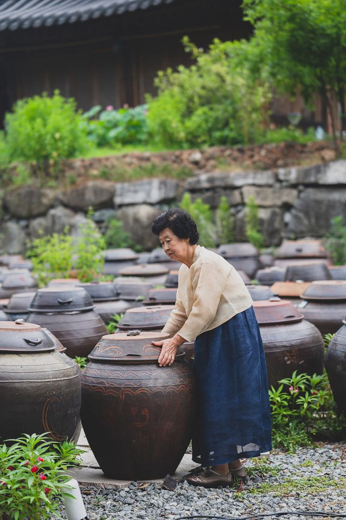 신세계백화점과 협업하는 기순도 장인이 장을 담그는 모습. 사진ㅣ신세계백화점