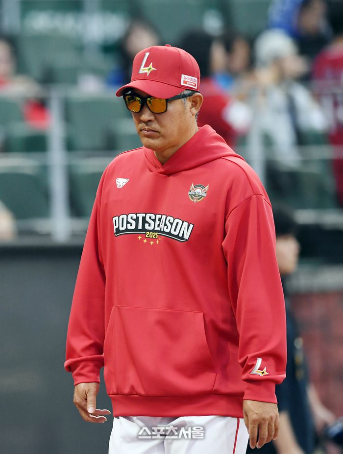 SSG 이숭용 감독이 9일 인천 SSG랜더스필드에서 열린 2025 KBO리그 삼성과 준플레이오프 1차전에서 2-5로 패한 뒤 인터뷰를 마치고 더그아웃으로 돌아가고 있다. 문학 | 박진업 기자 upandup@sportsseoul.com