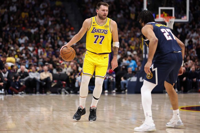 레이커스 돈치치가 21일(한국 시간) 미국 콜로라도주 덴버 볼아레나에서 열린 2025~2026 미국프로농구(NBA) 정규시즌 덴버전에서 돌파를 시도하고 있다. 사진 | 덴버=AFP 연합뉴스