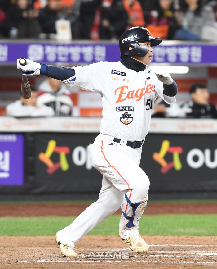 한화 문현빈이 30일 대전 한화생명 볼파크에서 열린 2025 KBO리그 LG와 한국시리즈 4차전 7회말 2사 2-3루 상황에서 LG 장현식을 상대로 2타점 적시타를 치고 있다. 대전 | 박진업 기자 upandup@sportsseoul.com