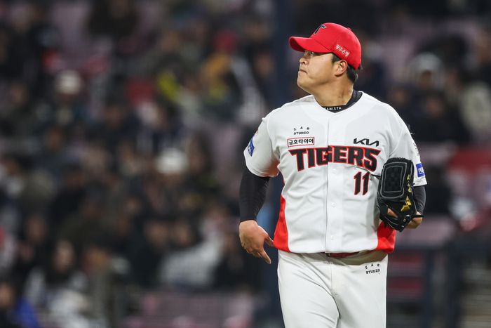 KIA 조상우가 2일 광주-기아 챔피언스 필드에서 열린 2025 KBO리그 삼성과 경기에서 7회초 실점 없이 이닝을 마친 후 내려오고 있다. 사진 | KIA 타이거즈