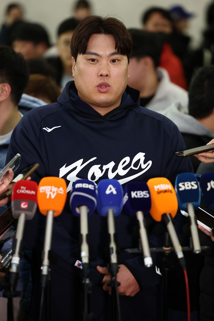 한국 야구대표팀 류현진이 9일 인천국제공항 1터미널에서 월드베이스볼클래식(WBC) 1차 캠프지인 사이판 출국에 앞서 취재진과 인터뷰를 하고 있다. 사진 | 연합뉴스