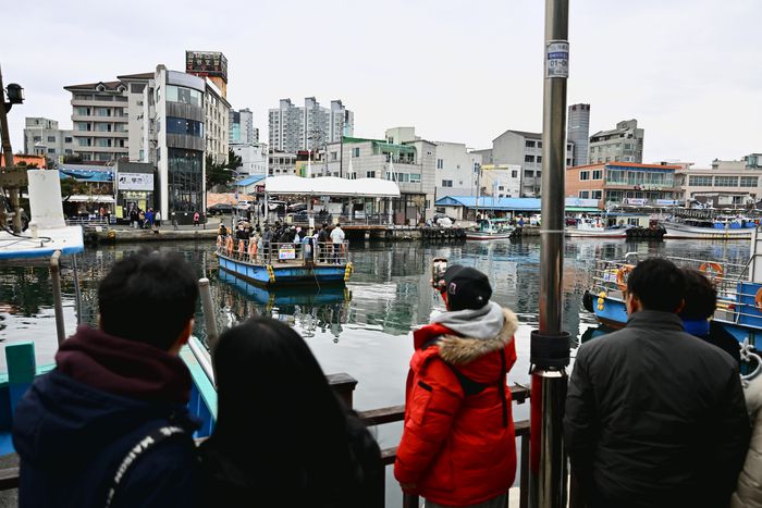 겨울철 아바이마을과 갯배.  사진|속초시청