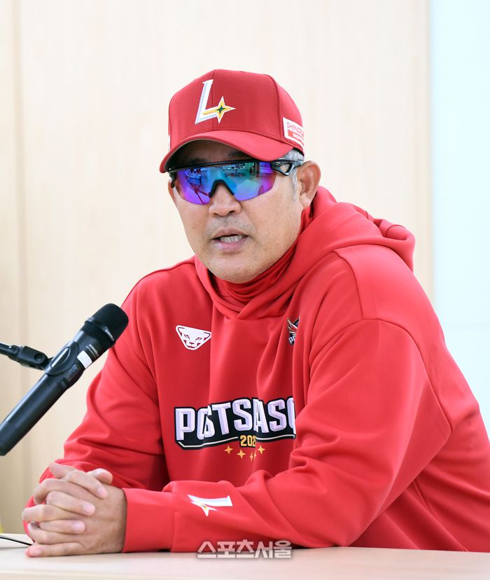 SSG 이숭용 감독이 14일 대구 삼성라이온즈파크에서 열리는 2025 KBO리그 삼성과 준플레이오프 4차전에 앞서 인터뷰를 하고 있다. 대구 | 박진업 기자 upandup@sportsseoul.com