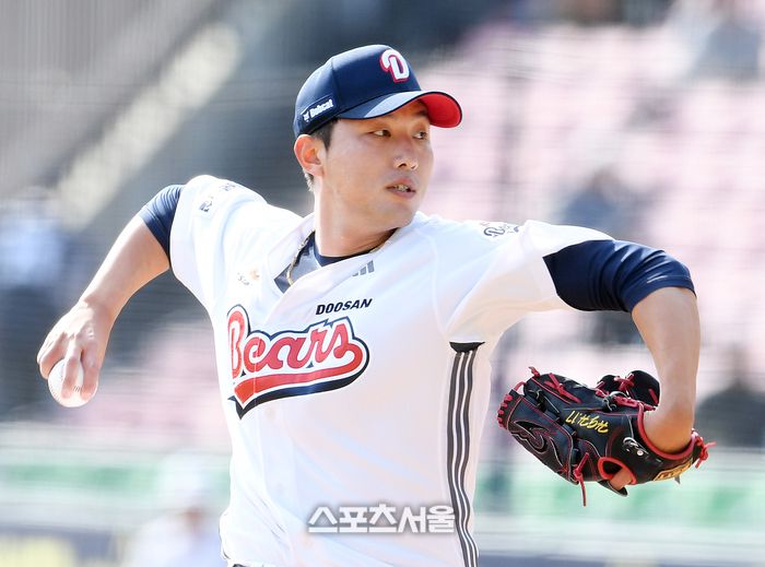 두산 홍건희가 14일 잠실구장에서 열린 2025 KBO리그 KIA와 시범경기에 등판해 힘차게 공을 던지고 있다. 잠실 | 박진업 기자 upandup@sportsseoul.com