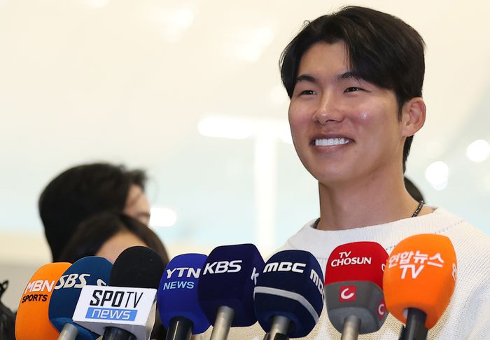 미국 프로야구 메이저리그(MLB) 로스앤젤레스 다저스 김혜성이 21일 인천국제공항 제2터미널에서 출국 전 인터뷰를 하고 있다. 사진 | 연합뉴스