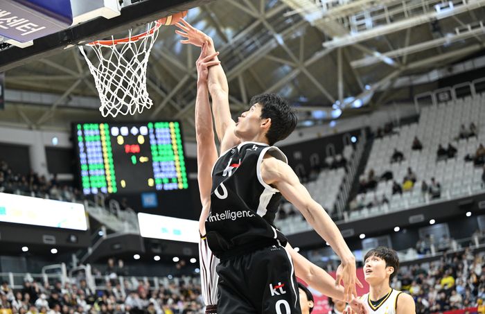 KT 하윤기가 4일 수원 KT 소닉붐 아레나에서 열린 2025~2026 LG전자 프로농구 정규리그 LG와 경기에서 골밑슛을 넣고 있다. 사진 | KBL