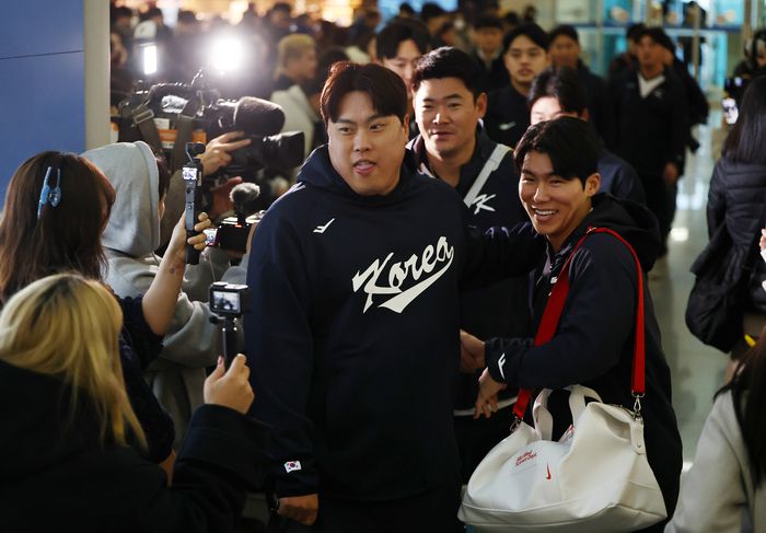 류현진(왼쪽), 김혜성을 비롯한 한국 야구대표팀 선수들이 9일 인천국제공항 1터미널에서 월드베이스볼클래식(WBC) 1차 캠프지인 사이판으로 출국하고 있다. 사진 | 연합뉴스