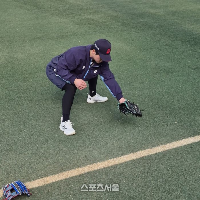 박찬형이 화성 비봉야구장에서 비시즌 개인 훈련에 임하고 있다. 수비 훈련에 임하고 있는 모습이다. 화성 | 박연준 기자 duswns0628@sportsseoul.com